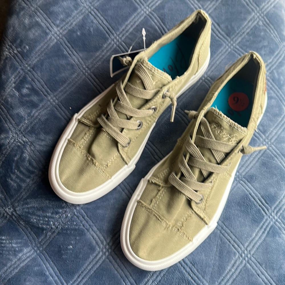 Blowfish Maxine sneakers size 9.5 Steel khaki green color washed canvas. NWT
